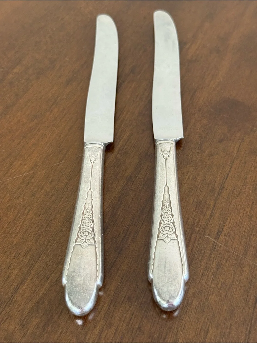 Vintage Wm Rogers & Son Set of 2 Silverplate Floral Dinner Knives Monogram M